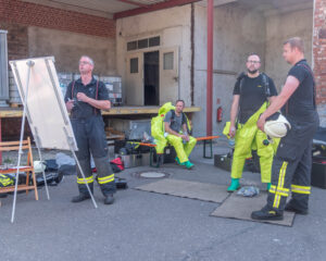 ABC-Zug Lenne, warten auf den Einsatz unter Chemikalienschutzanzug