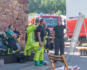 ABC-Zug Lenne, warten auf den Einsatz unter Chemikalienschutzanzug