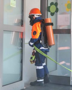 Angriffstrupp beim vorgehen ins Gebäude