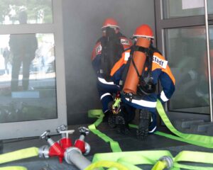 Angriffstrupp beim vorgehen ins Gebäude