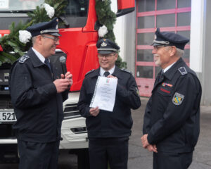 Thomas Schulte (r.) bei der Auszeichnung mit dem Feuerwehr-Ehrenzeichen in Gold durch Andreas Schürmann (l.) und Michael Starke