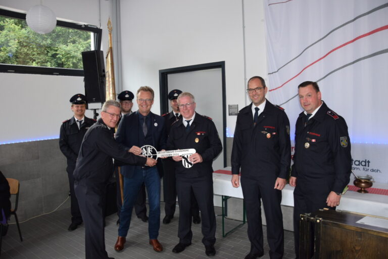 Schlüsselübergabe für das neue Feuerwehrgerätehaus Oedingen