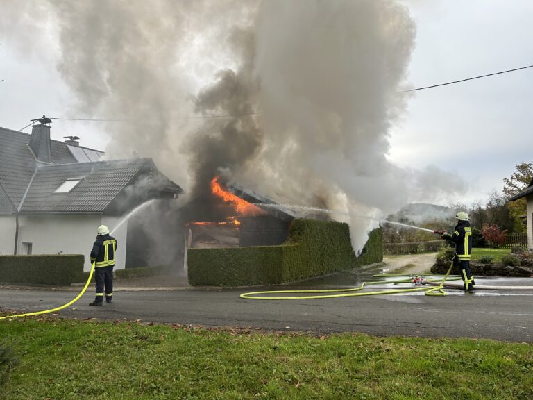 Brand eines Carports, der auf das angrenzende Wohnhaus übergegriffen hat