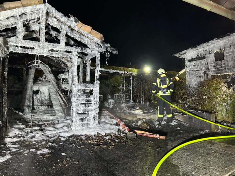 Brand einer Gartenlaube in Obervalbert