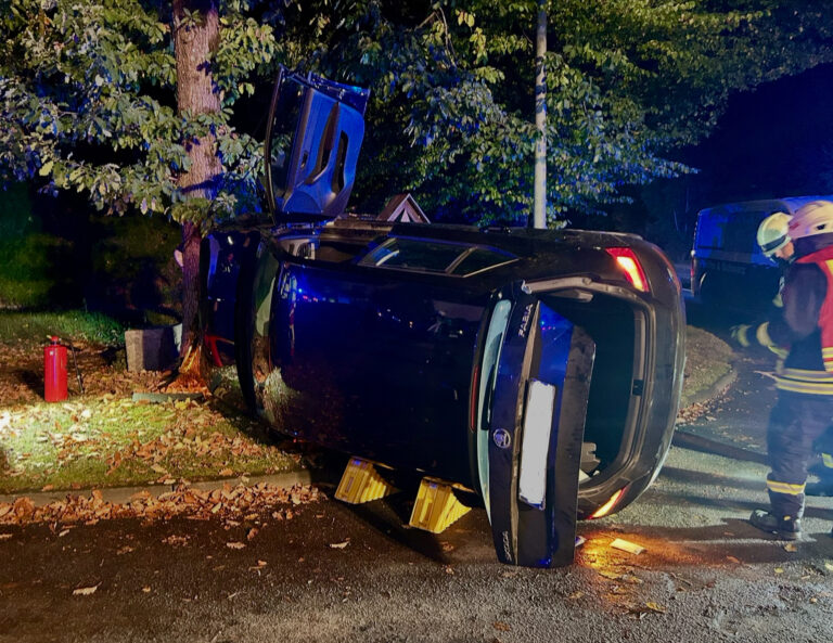 FW-OE: Verkehrsunfall zwischen Maumke und Meggen – eine Person aus Pkw befreit
