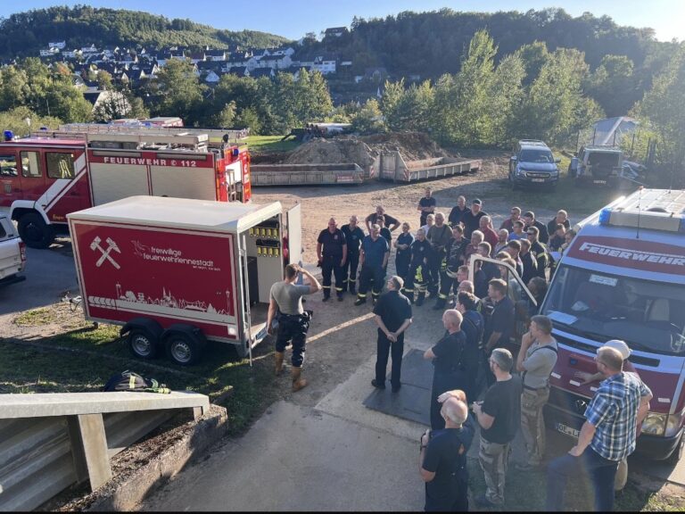 FW-OE: Feuerwehr Lennestadt übernimmt neuen Anhänger „Grubenrettung“