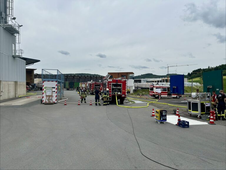 FW-OE: Feuer in holzverarbeitendem Betrieb – Über 60 Einsatzkräfte im Einsatz