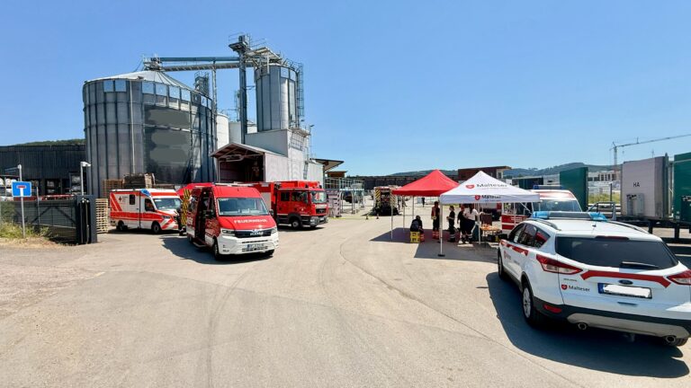 FW-OE: Großer Brandeinsatz in holzverarbeitendem Betrieb