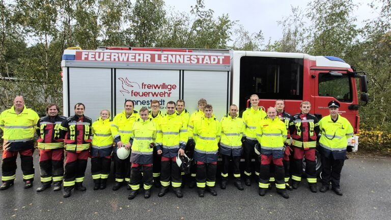 FW-OE: 15 neue Maschinisten für die Feuerwehr Lennestadt